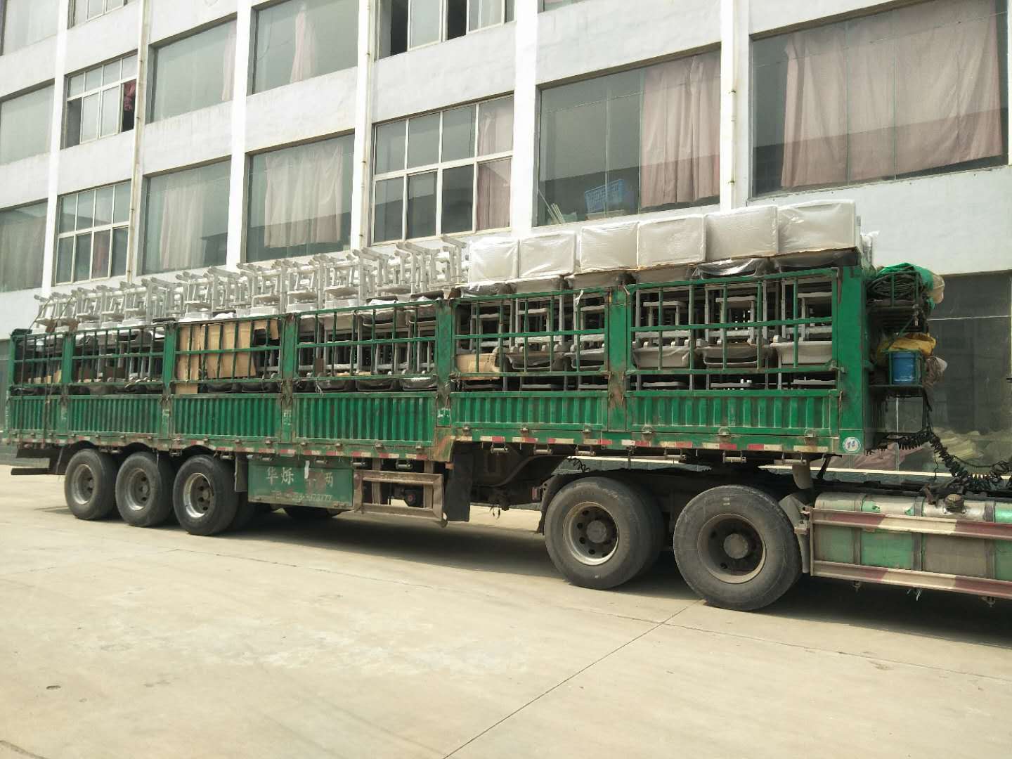 案例|睿學卓藝4000余套課桌椅批量發(fā)貨，交付客戶